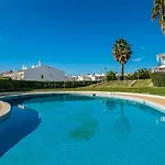 Apartman 3 Bedroom In Oura With Amazing Pool At Walking Distance To Beach, Strip And Old Town, Wifi And Ac, Private Albufeira