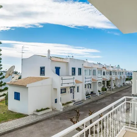 3 Bedroom In Oura With Amazing Pool At Walking Distance To Beach, Strip And Old Town, Wifi And Ac, Private Apartament Albufeira