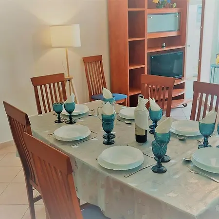Appartement 3 Bedroom In Oura With Amazing Pool At Walking Distance To Beach, Strip And Old Town, Wifi And Ac, Private Albufeira