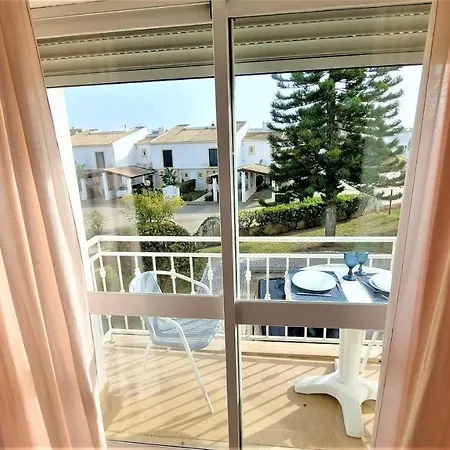 3 Bedroom In Oura With Amazing Pool At Walking Distance To Beach, Strip And Old Town, Wifi And Ac, Private Appartement Albufeira
