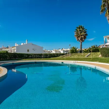 Apartment Oura Beachside Retreat: Pool, Wi-fi & Location Albufeira
