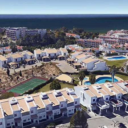 Oura Beachside Retreat: Pool, Wi-fi & Location Albufeira