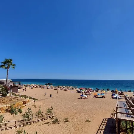 Oura Beachside Retreat: Pool, Wi-fi & Location Albufeira