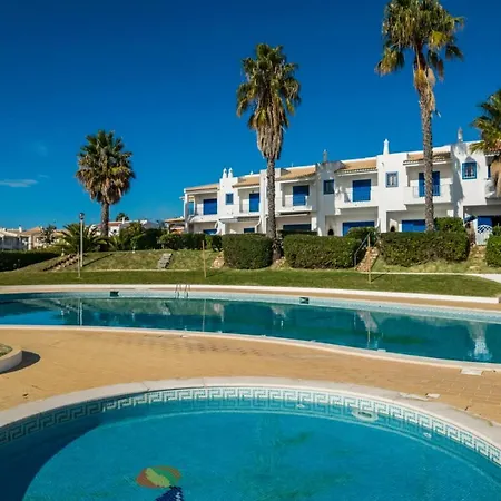3 Bedroom In Oura With Amazing Pool At Walking Distance To Beach, Strip And Old Town, Wifi And Ac, Private Appartement Albufeira