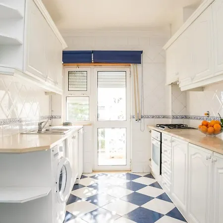 3 Bedroom In Oura With Amazing Pool At Walking Distance To Beach, Strip And Old Town, Wifi And Ac, Private Appartement Albufeira