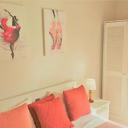 Appartement 3 Bedroom In Oura With Amazing Pool At Walking Distance To Beach, Strip And Old Town, Wifi And Ac, Private Albufeira