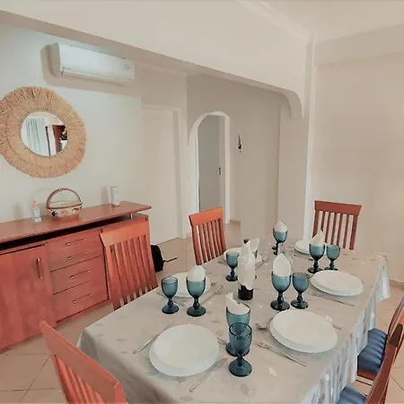 3 Bedroom In Oura With Amazing Pool At Walking Distance To Beach, Strip And Old Town, Wifi And Ac, Private Appartement Albufeira